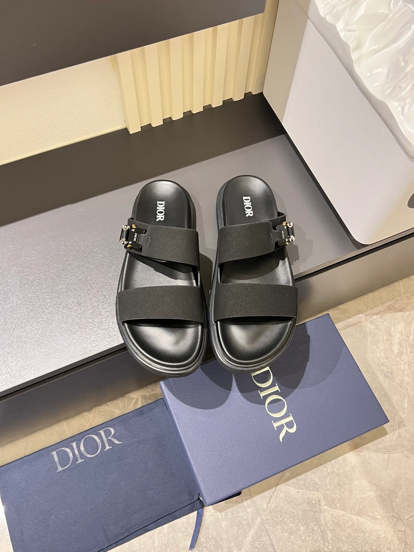 Men's Men's Shoes 💰p320 Dio* Men's Sandals Slippers. Showcasing Dior haute couture design. The Dior gray suede strap is accented with an aluminum Dior buckle for added style. Paired with a comfortable tonal notch sole, they pair easily with shorts or jeans for a sophisticated look. Main body: suede cow leather, technical fabric lining: cow leather, with adjustable straps, aluminum Dior buckle, Dior gray EVA insole, tonal notched rubber outsole splicing structure, size: 38-44 (customized at 45.46)